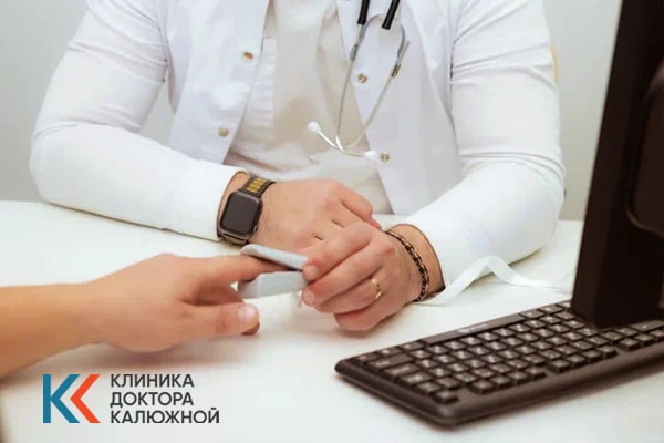 Врач применяет аппарат для измерения кислорода в крови